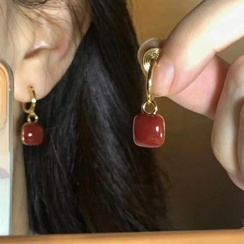 S925 Silver Needle Pearl Flower Stud Earrings - High-End Retro Jewelry for Autumn/Winter