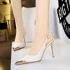 Modische Pumps mit Ausschnitt hinten und dünnen goldenen Knöchelriemchen, schlanker Absatz, spitze Zehen, Pumps mit Strass-verzierter Schnallenriemchen