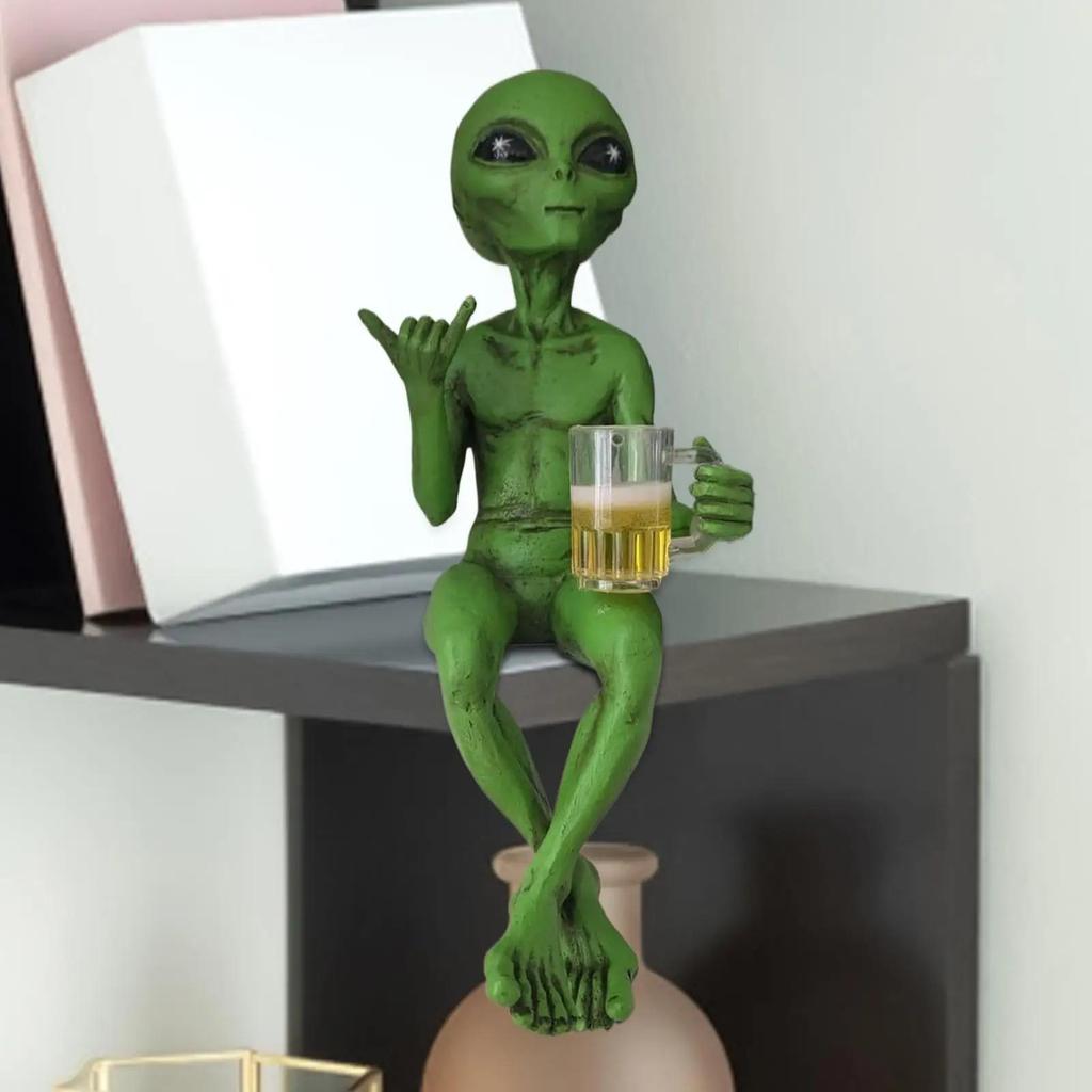Alien Statue trinkt Bier Alien Skulptur Harz Handwerk Neuheit Lustige Schreibtischdekoration Bücherregal Büro Schreibtisch Garten Dekor