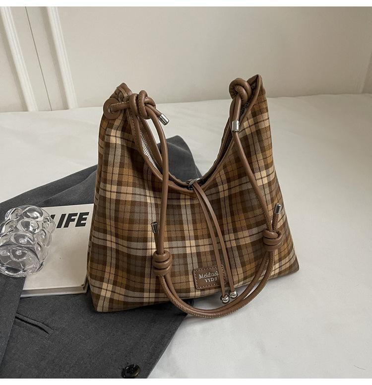 

Autumn and winter large-capacity bag women s 2025 new textured canvas striped handbag versatile shoulder tote bag