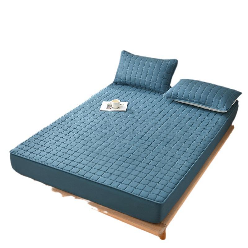 Thickened Brushed Non-Slip Waterproof Quilted Mattress Cover, for Autumn and Winter Warmth and Protection.