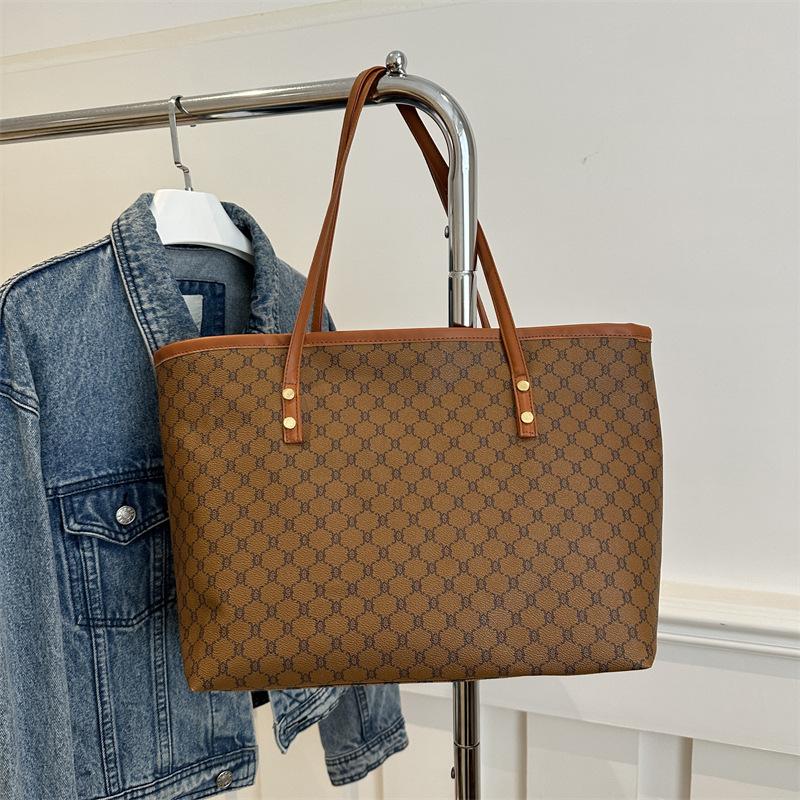 

Большие сумки Женские 2025 Новая Простая Универсальная Сумка Через Плечо Продвинутый Сенс Студенческая Классная Сумка Тоут для Поездок на Работу коричневый