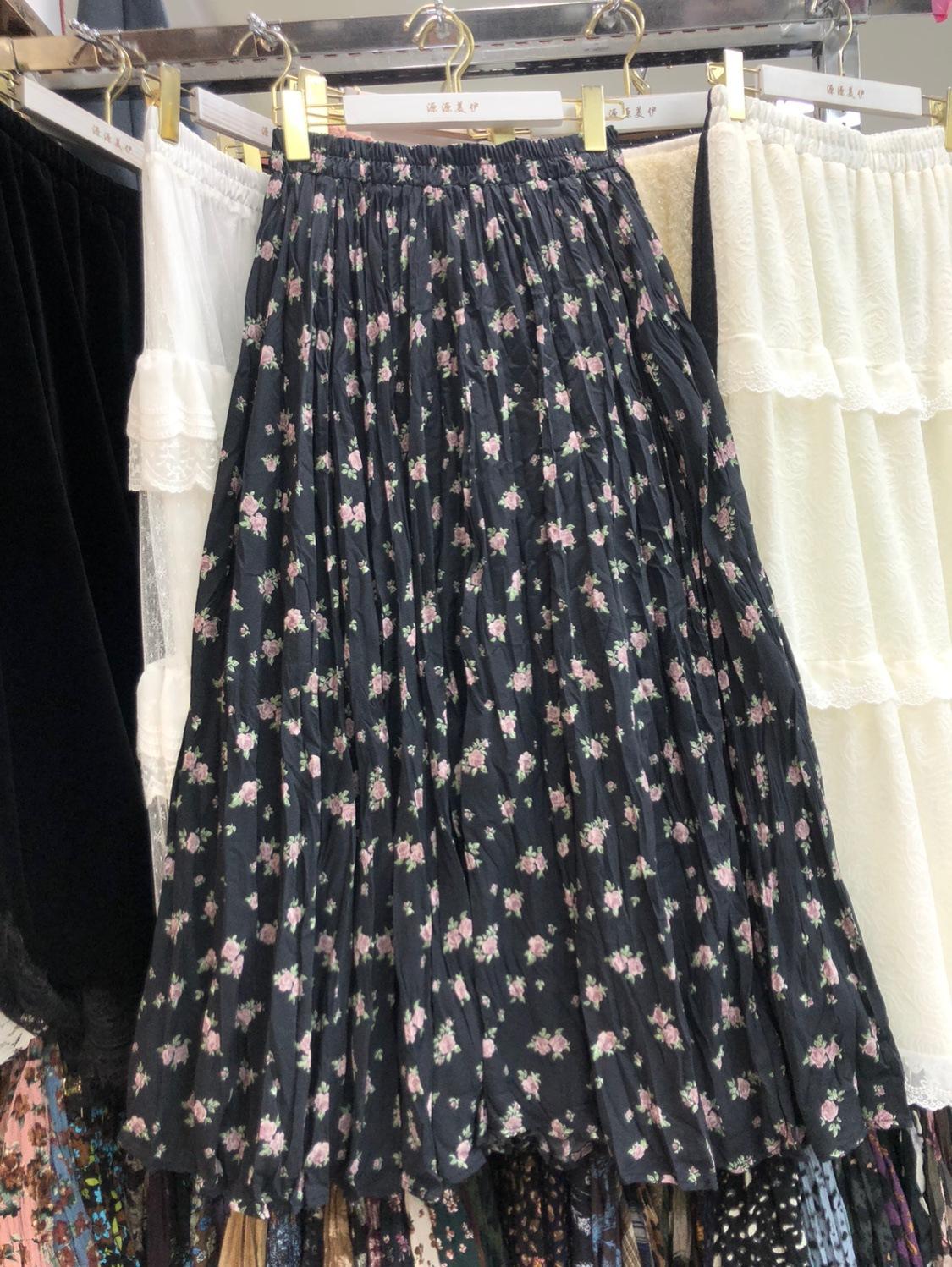 

Реальный снимок 2025 года, новая юбка с цветочным принтом, летняя французская нежная юбка с высокой талией, средней и длинной юбкой-плиссе с маятником One size