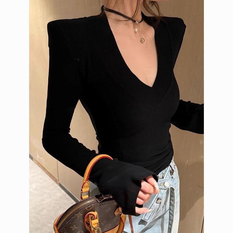 A Pure and Elegant V-neck Brushed Fleece Base Layer for Women, Paired with A Slimming and Chic Long-sleeved Top for The Autumn and Winter