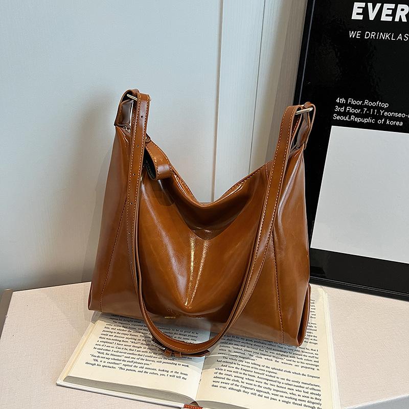 Retro Large-capacity Bag Women's Autumn and Winter New Versatile Casual Shoulder Messenger Bag Commuter Tote Bag