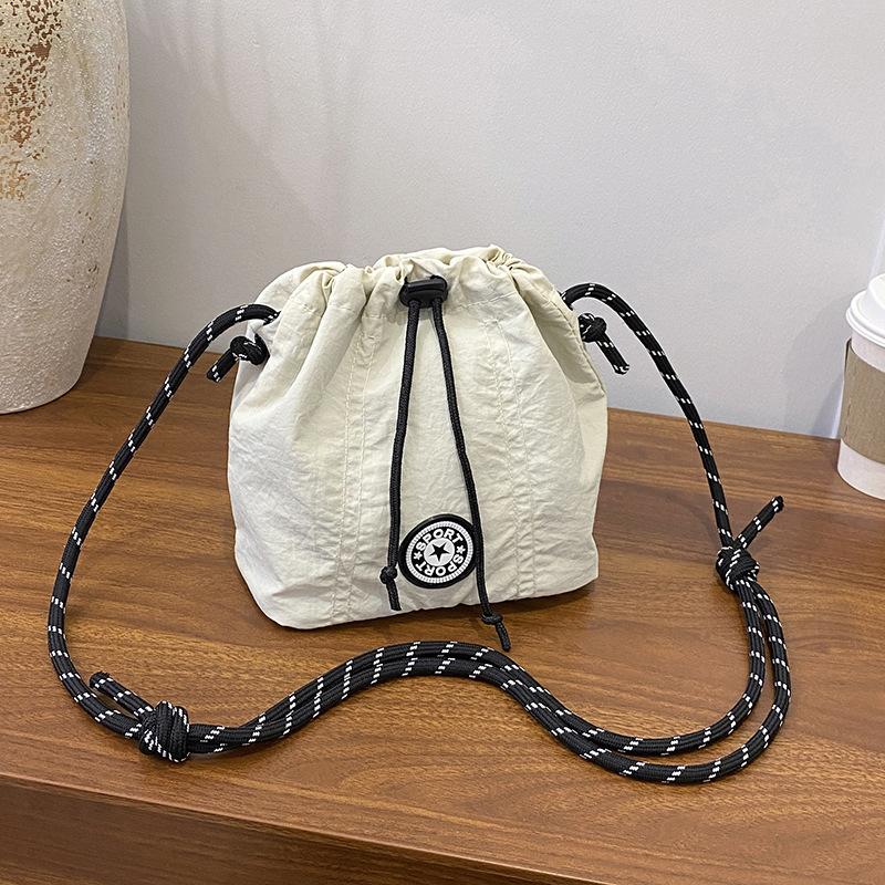 Large capacity, lightweight and simple portable bucket bag, casual niche sports style shoulder bag, fashion messenger women's bag