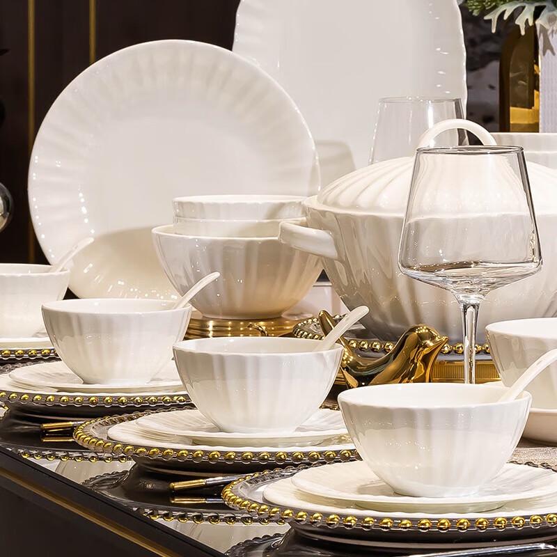 KANGMO 61-Piece Embossed White Dinnerware Set for 12
