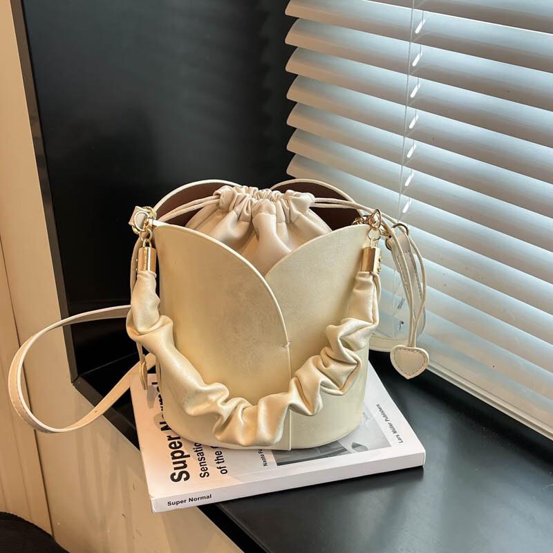 OGAR 2026 Ведерко из замши с лепестками Medium