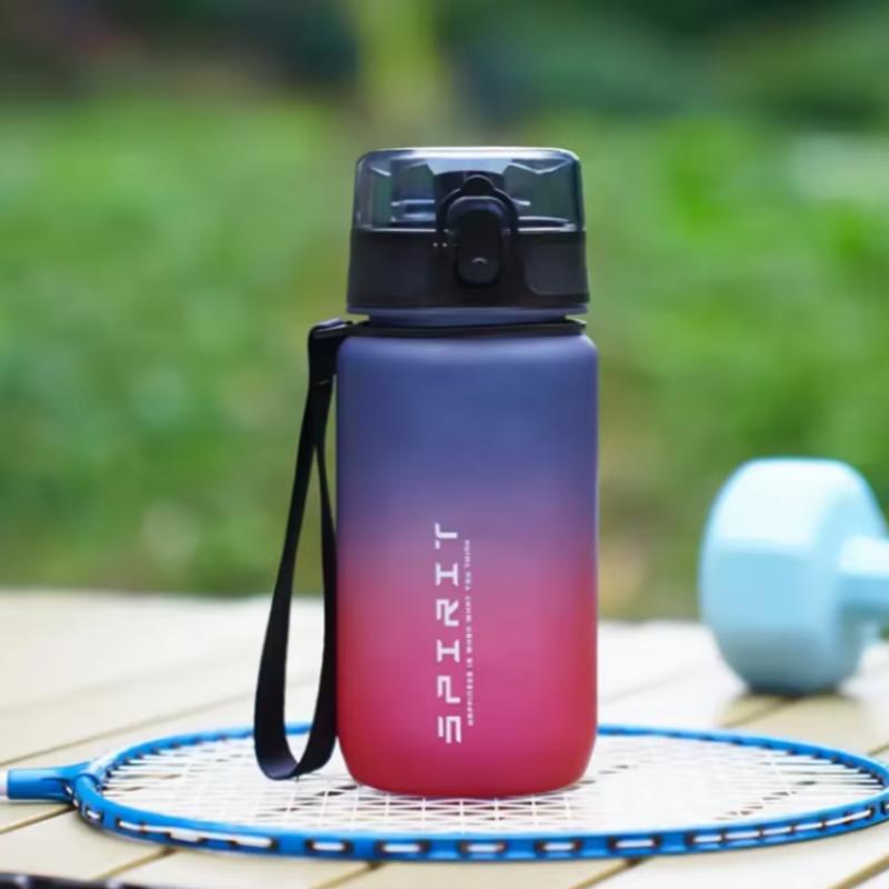 780ml Farbverlauf Sportflasche mit auslaufsicherem Deckel & Schriftzug, Leicht zu trinken für Fitnessstudio/Outdoor/Radfahren/Laufen/Angeln, Geburtstags-/Schulgeschenk