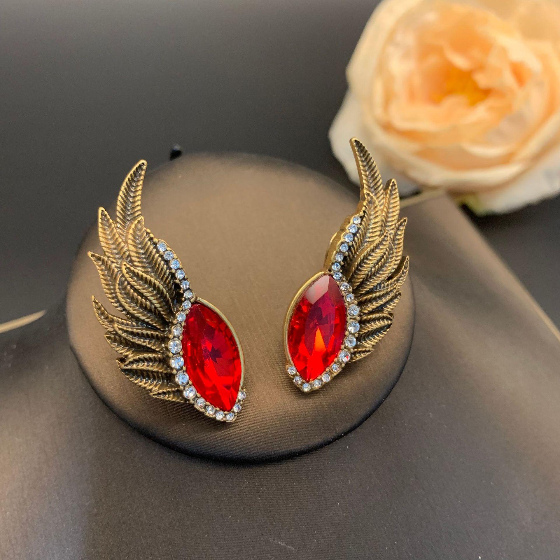 

Ретро Нишевый Темперамент Универсальный Высококлассный Дизайн Набор Ювелирных Изделий Ожерелье Кольцо Серьги-гвоздики