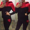 Tuta sportiva da donna gialla brillante e rossa in poliestere con felpa con cappuccio e pantaloni, set casual per lo sport