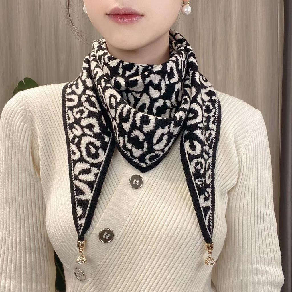 1 Pcs 108x68Cm Triangular Scarf Knitted Magnetic Clasp Double Color Fashionable Warm Neck Protection Winter Scarf