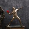 1 Stück Harz Banksy Skulpturen Blumenwerfer Statue Bomber Heimdekoration Schreibtischzubehör Sammlerfigur Dekorative Inter