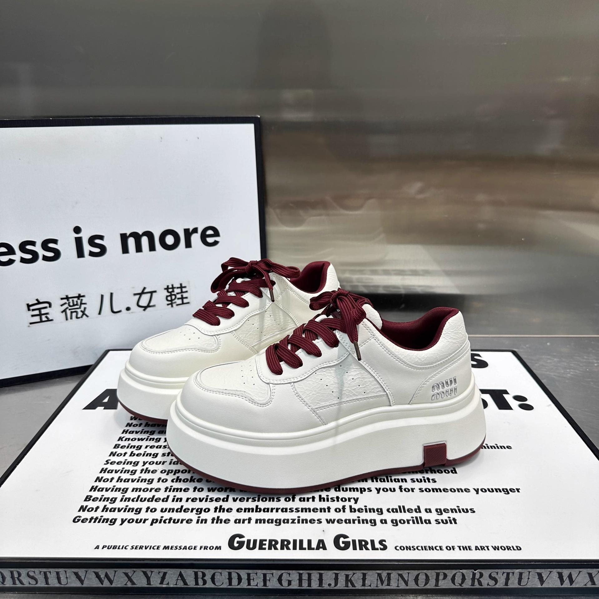 

Белые туфли на платформе-маффине женские 2025 новые с небольшим увеличением высоты, круглым носком, на шнуровке, модные, универсальные, повседневные кеды 40