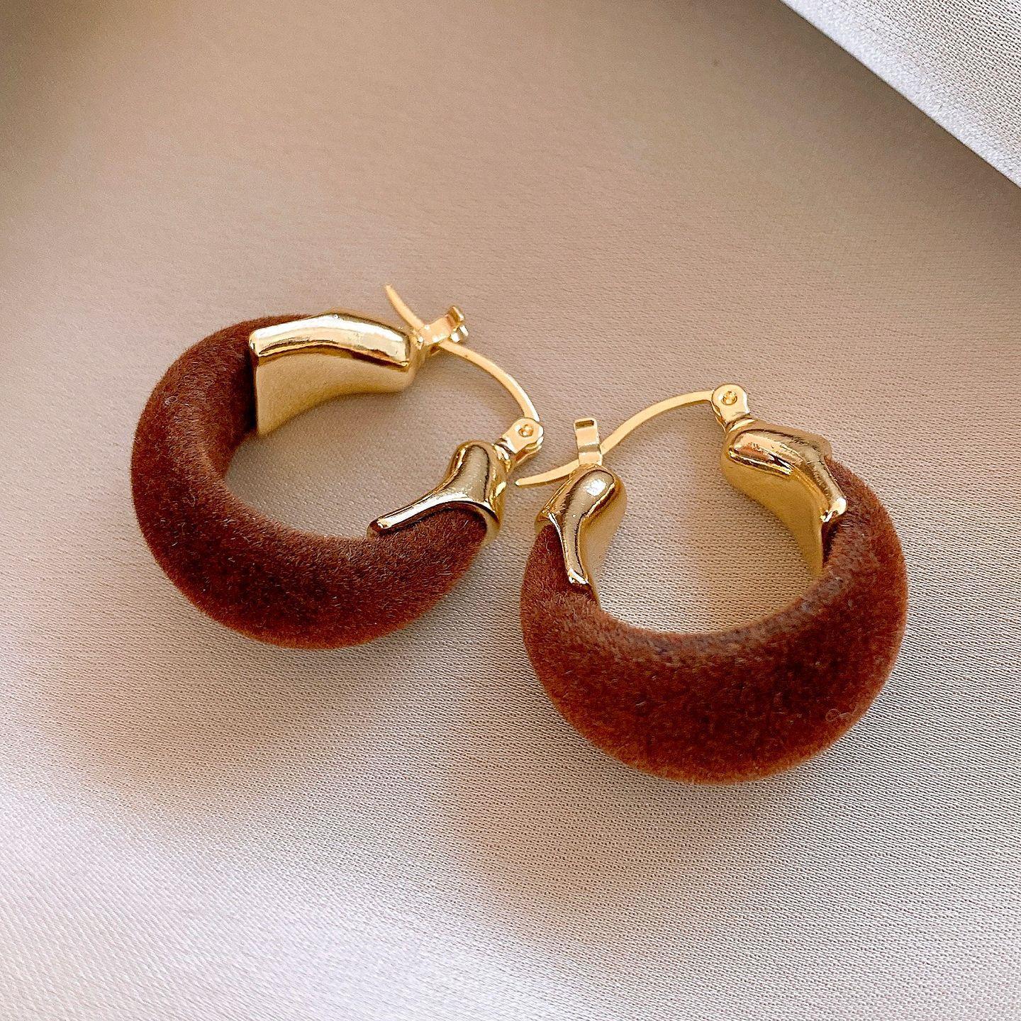 

Autumn and winter retro Maillard flocked round leopard print earrings ear buckles personalized temperament earrings