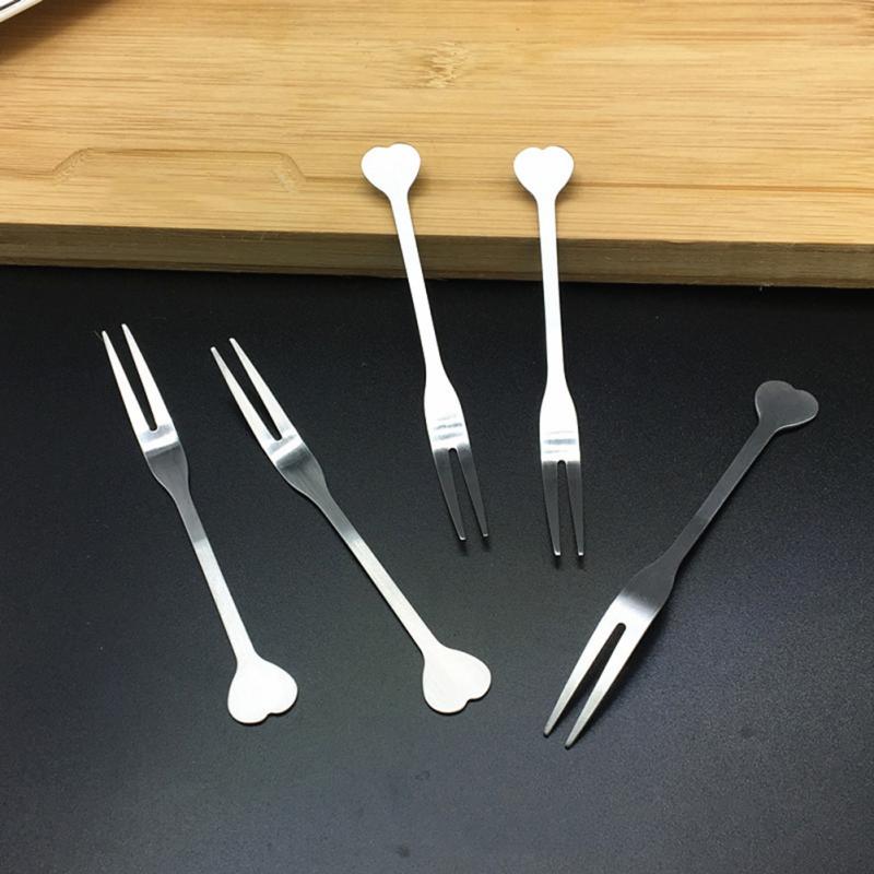 Furculiță din oțel inoxidabil în formă de inimă. Furculiță simplă cu doi dinți