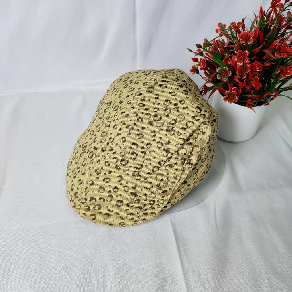 Gypsy leopard print forward hat female retro versatile showing a small face wearing a beret big head circumference painter hat