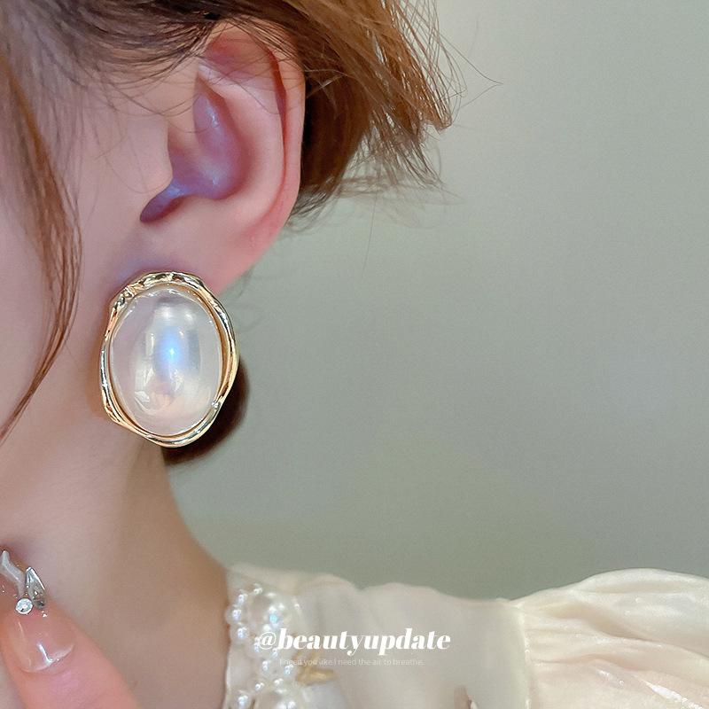 Oval pearl earrings French stud earrings temperament simple commuter versatile earrings women