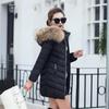 Versión coreana de invierno de la chaqueta acolchada de algodón para mujer, longitud media, corte entallado, cuello grande de pelo, chaqueta acolchada de algodón plumón