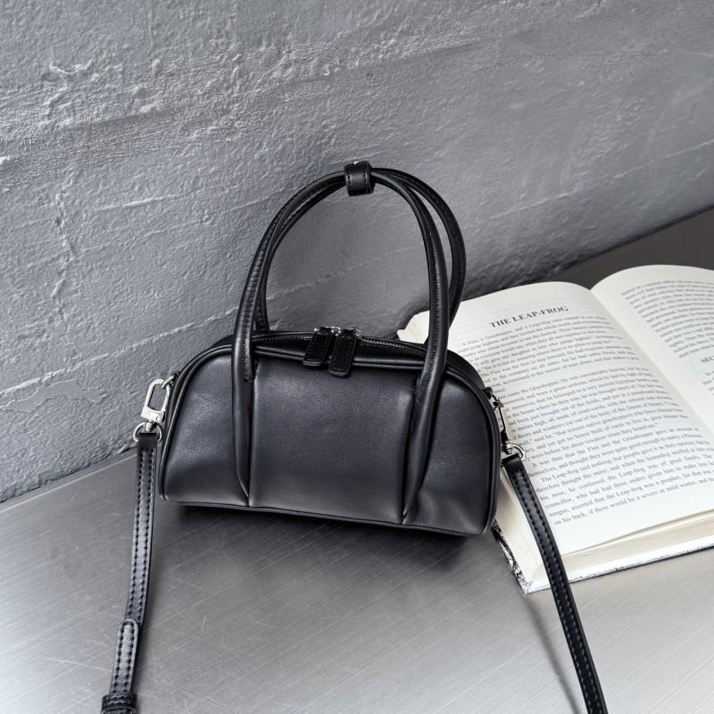 

This s Popular Niche Design Large Capacity Hand-held Bowling Bag Women s Single Shoulder Crossbody Pillow чорний