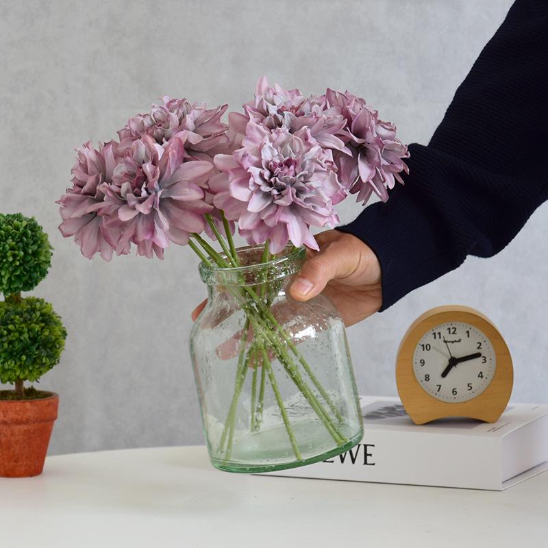 Elegante künstliche Dahlie: Minimalistische Heim- & Bar-Dekoration mit gebrannten Kanten