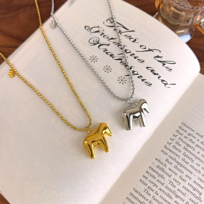 Fashion Pearl Chain Metal Horse Necklace Animal Pony Pendant Long Sweater Chain Pendant Necklace Jewelry Accessories Gifts