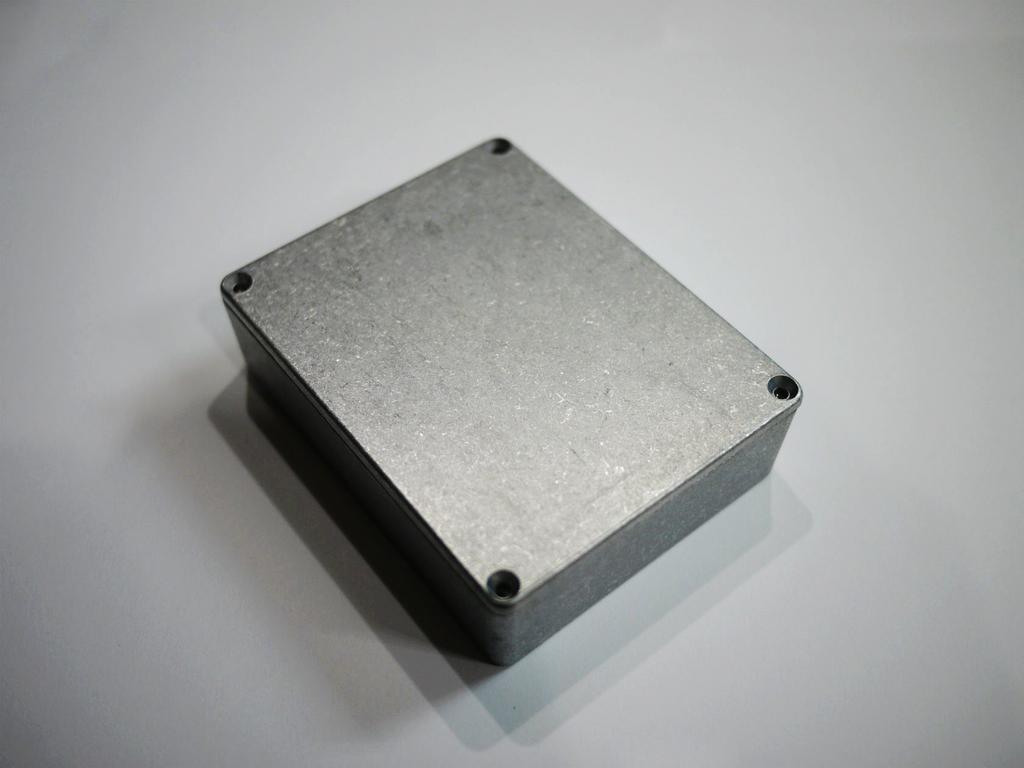 Două carcase din aluminiu turnat sub presiune nevopsite pentru pedale de efecte DIY, tip HAMMOND 1590BB (VGS-AEC90BB-NCx2p)