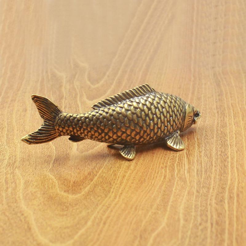 

Латунная статуэтка рыбы Миниатюрная модель Карп Чайный питомец Антикварный Фэн-шуй Настольное украшение Домашний декор медный