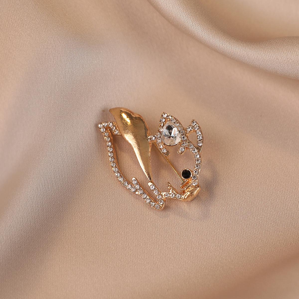 

Модная брошь в виде животного кролика с бриллиантами, милая и уникальная брошь против оголения, универсальные и фиксированные аксессуары для одежды