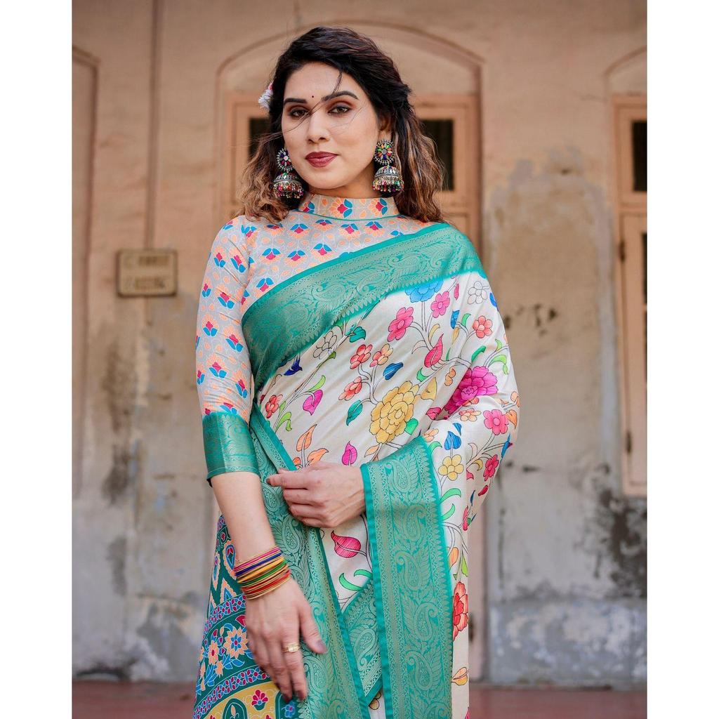 Digital bedruckter Sari aus reiner Seide, der mit seinem reichen Pallu und der aufwendigen Brokatbluse königlichen Charme ausstrahlt.