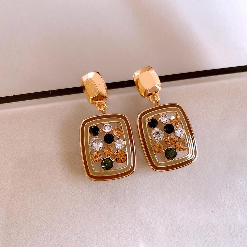 

Срібна голка Вінтажні сережки-пусети у формі серця з чорним цирконом та метеликом Жіноча мода Високоякісна розкішна біжутерія