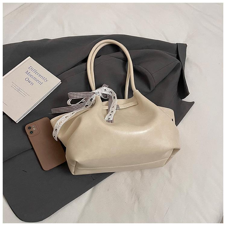 

Large-capacity commuter underarm bag, simple, fashionable and versatile texture, premium women s shoulder bag.