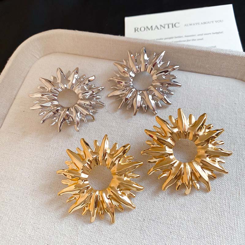 Exaggerated Metal Hollow Sun Flower Earrings for Women Vintage Irregular Smooth Earrings Unique Party Jewelry Accessories