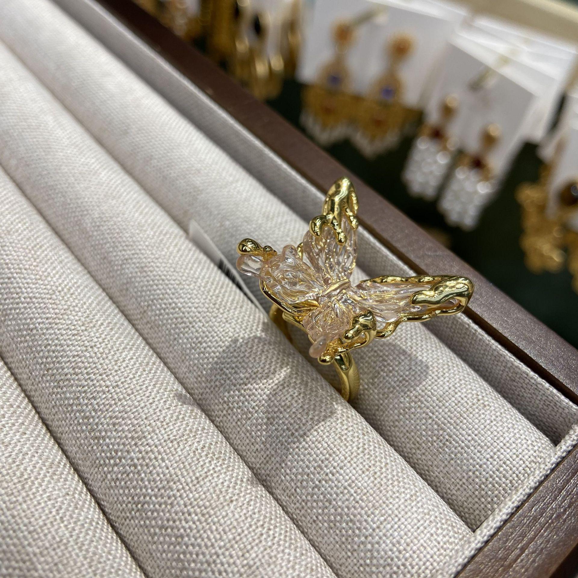 

Открытое кольцо-бабочка с лавовым стеклом, покрытое шампанским золотом