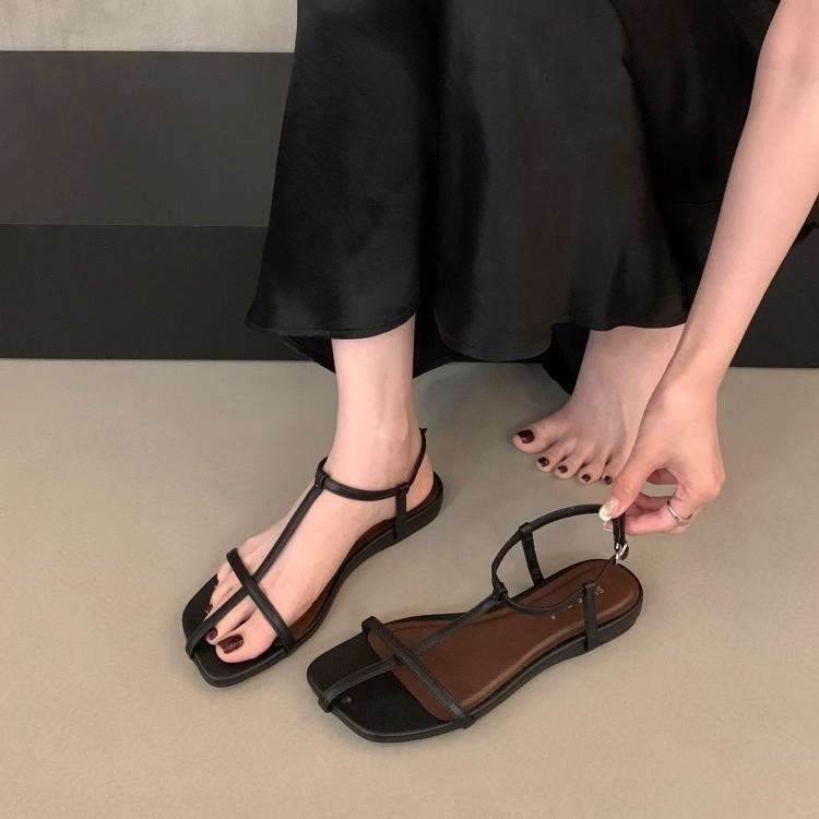 French flat-bottomed thin-strapped sandals women's shoes 2025 new summer Korean version versatile minimalist beach shoes Roman shoes