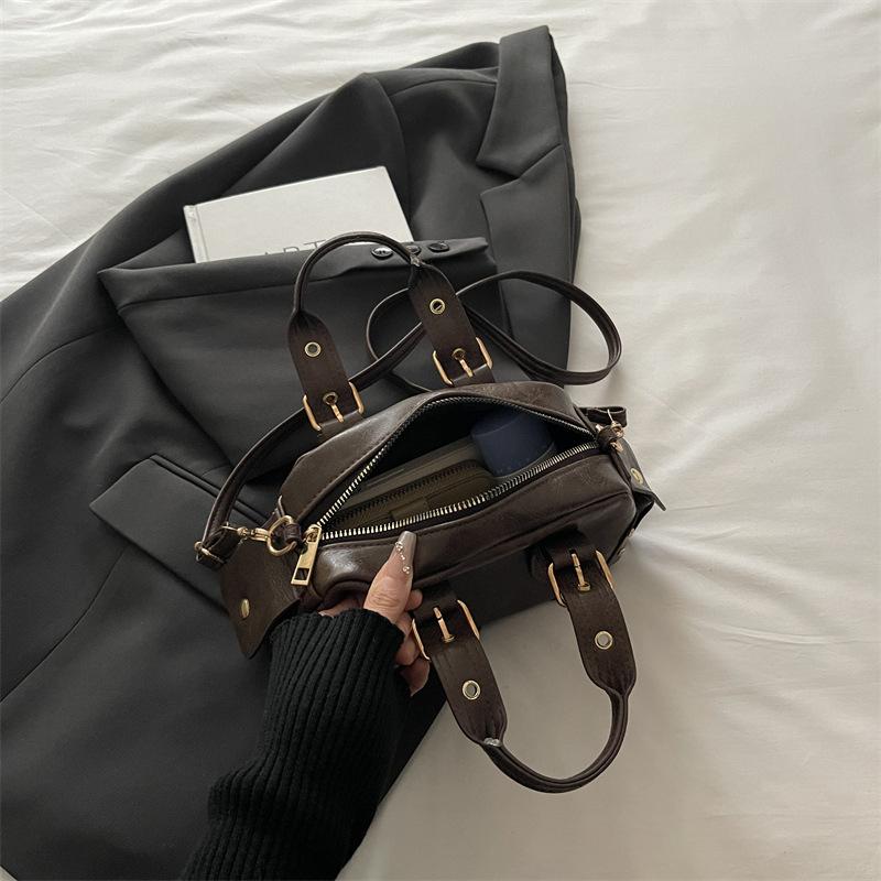 Trend Y2K Retro Rivet Shoulder Bag Spicy Girl Vintage Underarm Bag Pu Leather Handbag Locomotive Bowling Bag