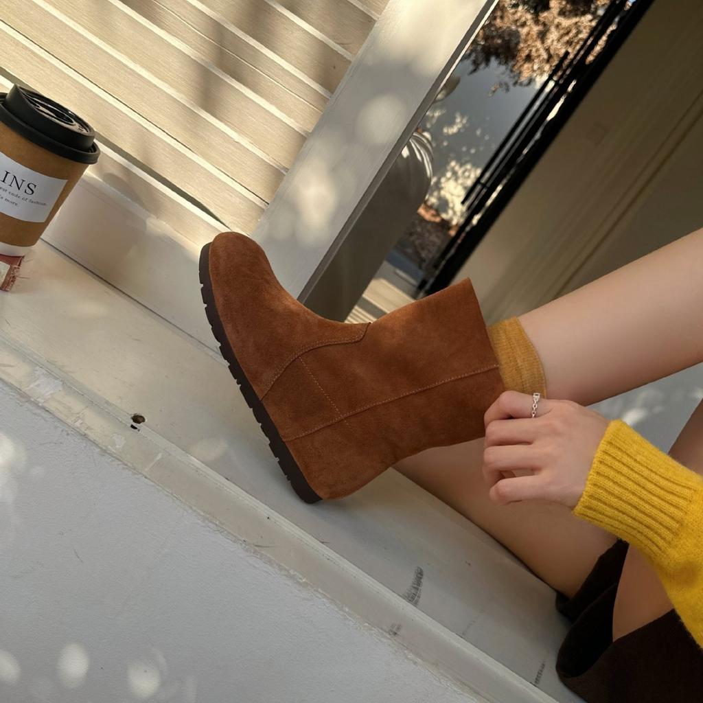 Retro round head frosted leather thick-soled versatile short boots 2025 autumn and winter niche design turning hair and looking thin fla