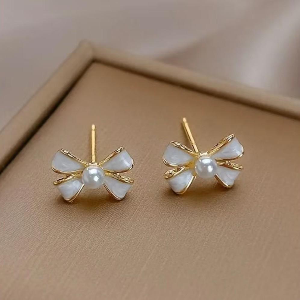 Exquisite Pearl Bow Stud Earrings: Elegant, Minimalist, and Versatile Fashion for Women.