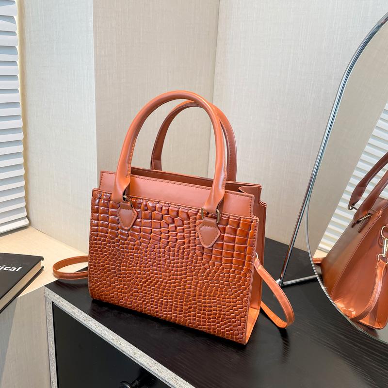 

New Highend Fashion Style and Fashionable Large Capacity Handbag for Autumn Casual Commuting Bag Niche Trend Simple Tote Bag