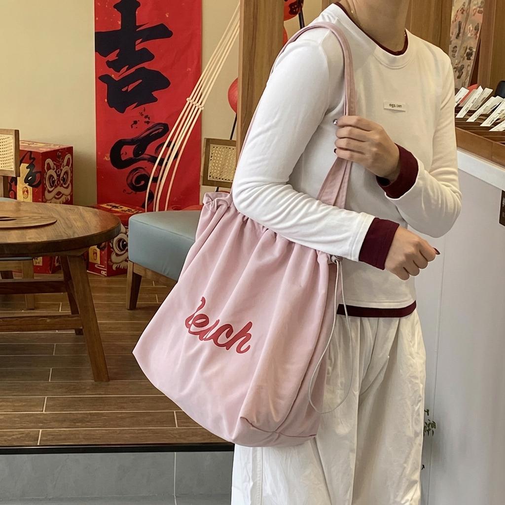 Tasche mit Buchstabendruck Bequeme Kordelzugtasche Große Kapazität Lässige Tasche Weich Zum Ausgehen Kurze Ausflüge Reisen