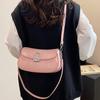 This year, fashionable and textured underarm bags are popular, simple and retro commuter shoulder bags, niche and versatile temperament messenger bags