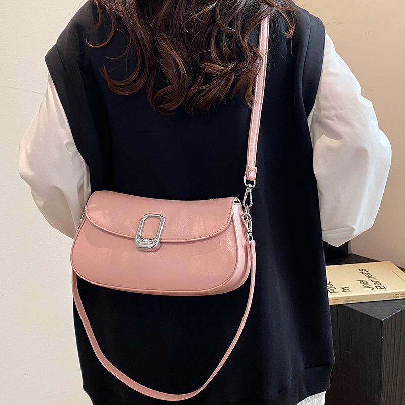 This year, fashionable and textured underarm bags are popular, simple and retro commuter shoulder bags, niche and versatile temperament messenger bags