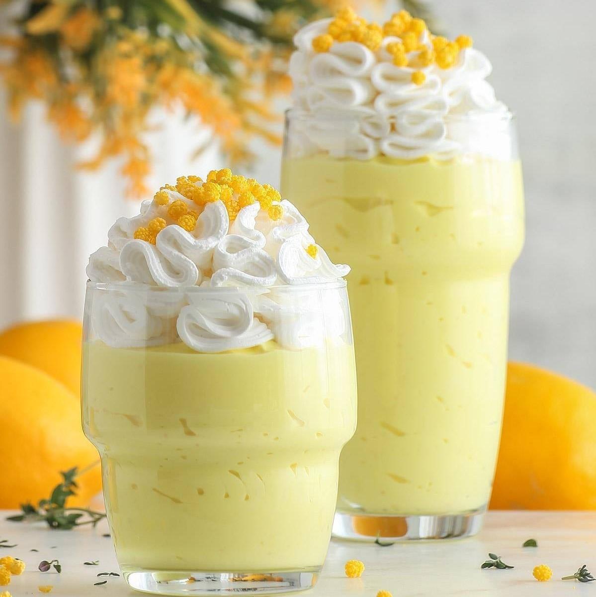 

Набор из 12 предметов из стекла