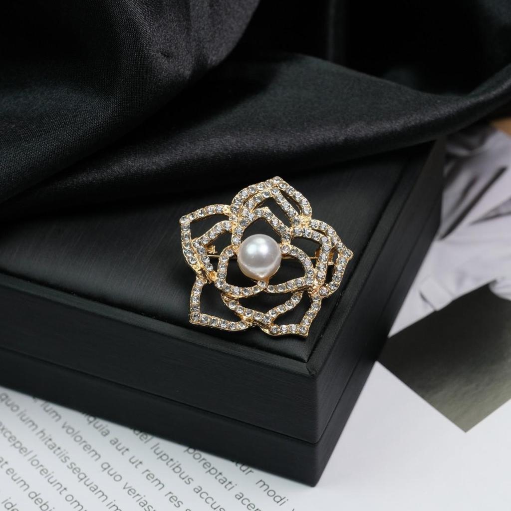 Retro Flower Pearl & Diamond Alloy Brooch Pin