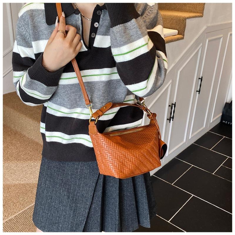 Premium retro large-capacity portable messenger bag women's 2 new trendy woven tote bag versatile shoulder bag
