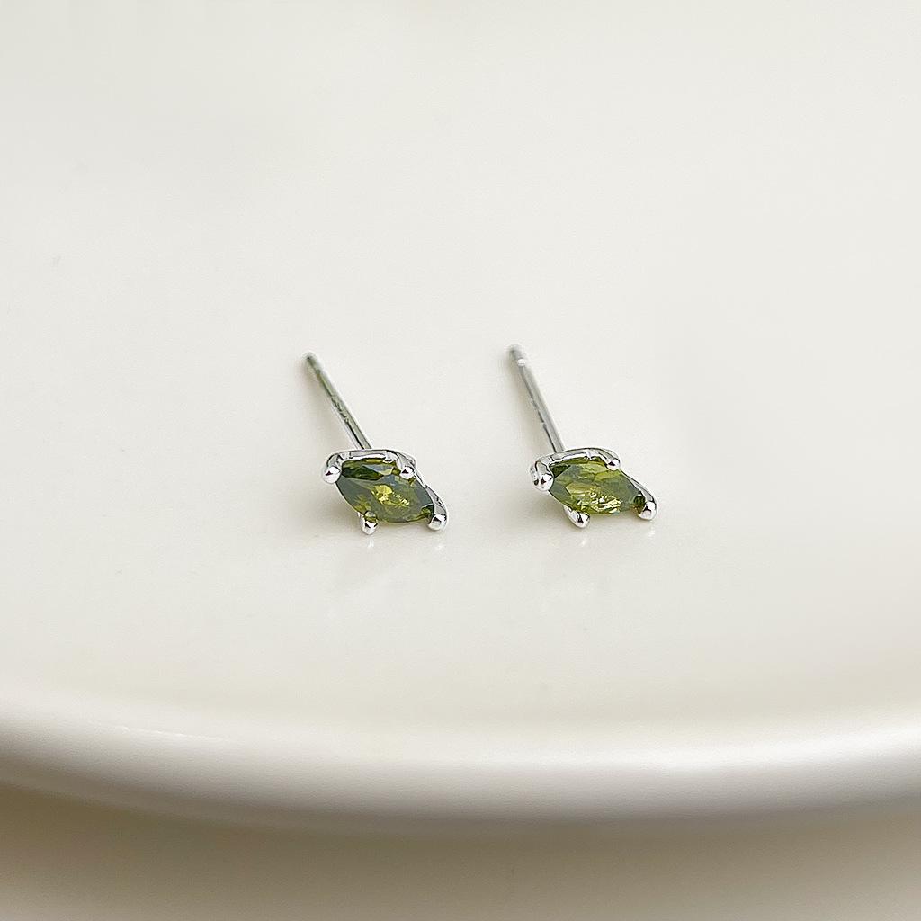 

Зеленые серьги-цветы в стиле Мори: Стильный, Универсальный и Элегантный для Женщин