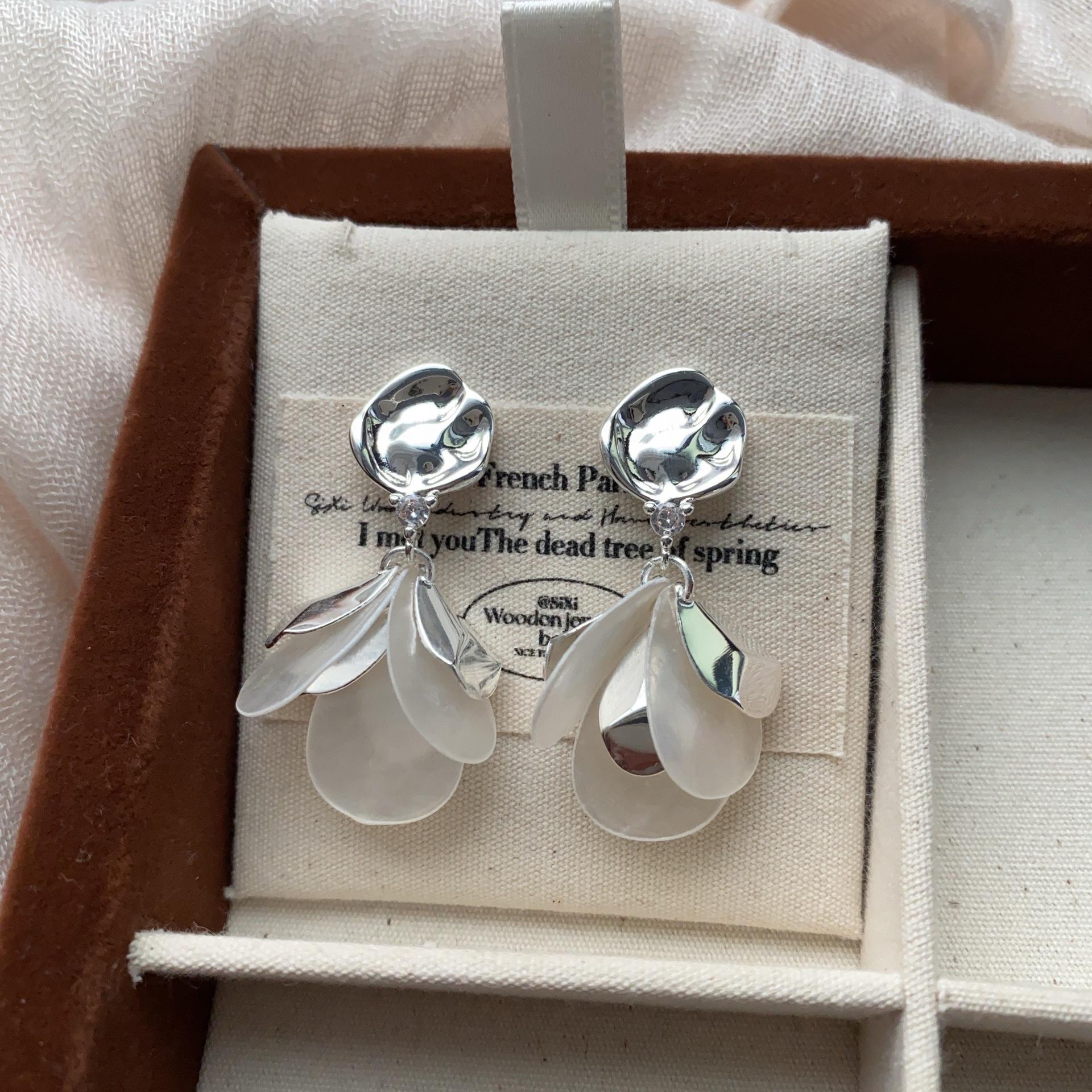 New Korean light luxury fringed long earrings fashion trend exaggerated long earrings exquisite commuter simple daily earrings