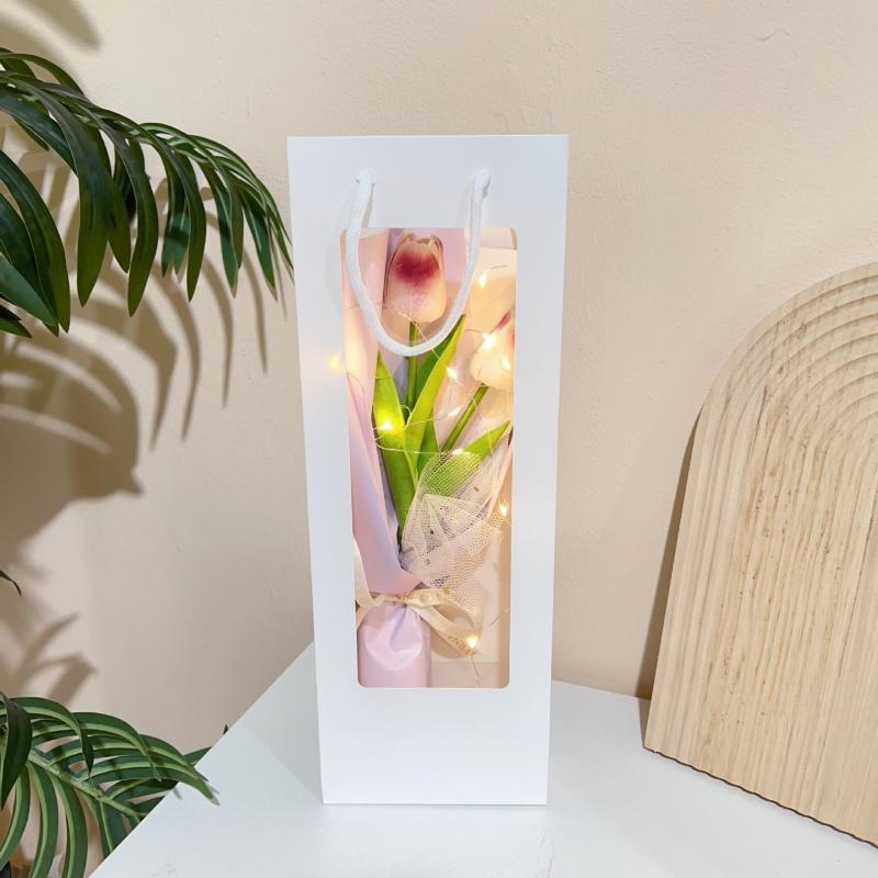 Kreativní ručně držená kytice tulipánů Háčkované květiny Puff se světelnými řetězy Ručně vyráběný dárek ke Dni učitelů, Valentýnu