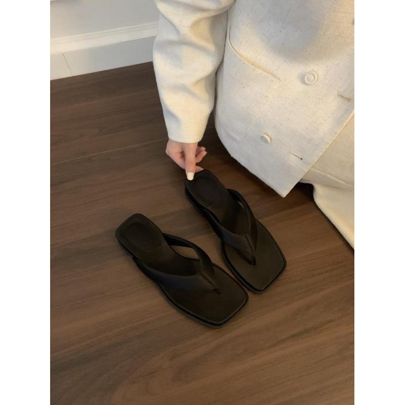 Thick-soled sandals wear French evening wind pinch slippers women's 2025 summer new beach shoes flip-flops high heels