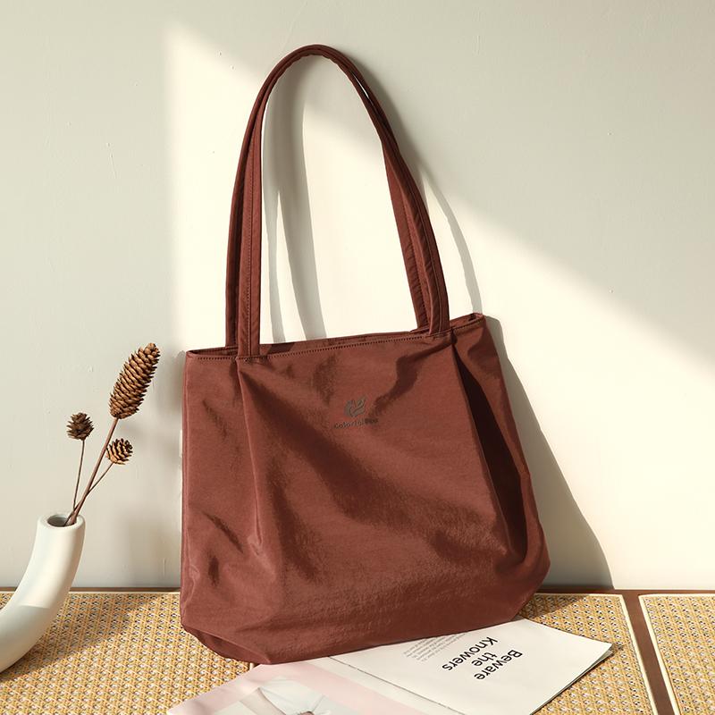 Minimalist Tote Bag with Spacious Interior and Smooth Finish, Ideal for Daily Use and Casual Outings